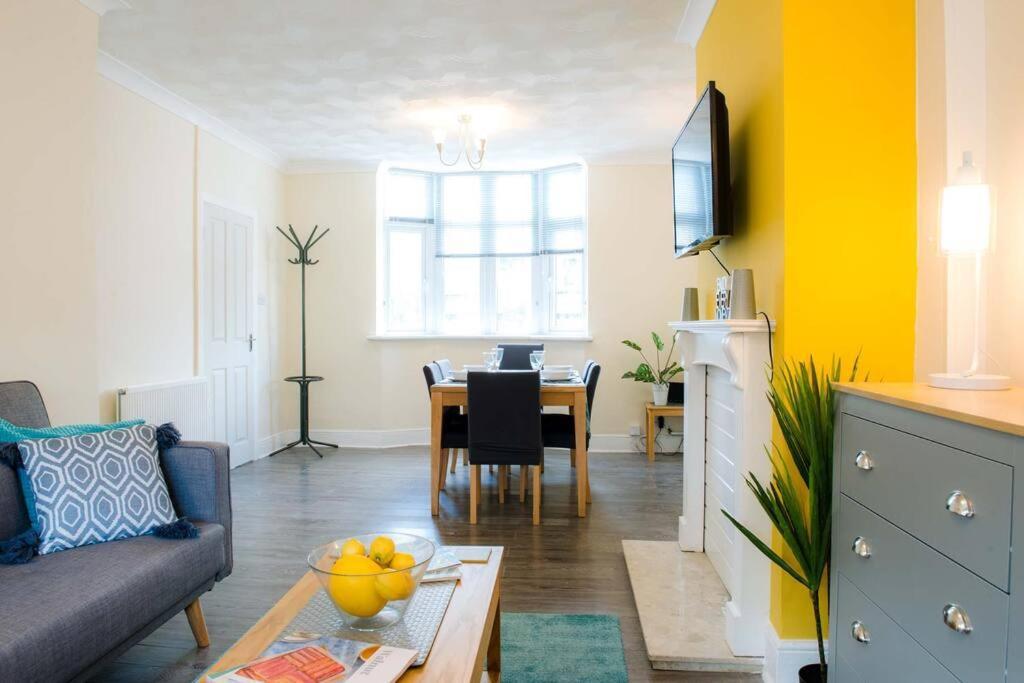 Holiday home Newport House Sleeps 5 Near Junction 27 On M4 *