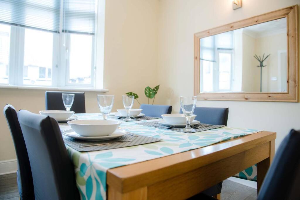 Holiday home Newport House Sleeps 5 Near Junction 27 On M4