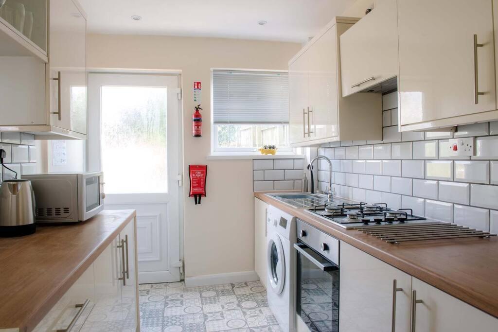 Newport House Sleeps 5 Near Junction 27 On M4 *