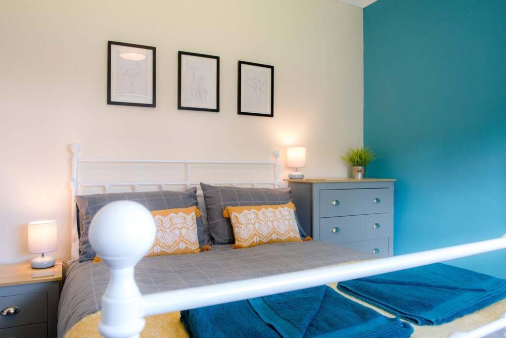 Newport House Sleeps 5 Near Junction 27 On M4 Holiday home