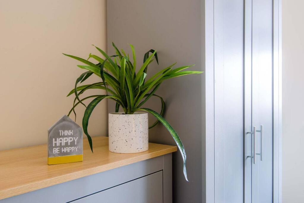 Holiday home Newport House Sleeps 5 Near Junction 27 On M4 *